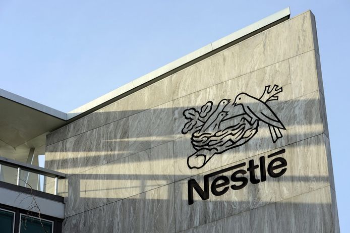 Nestlé gaat cacaoboeren betalen om kinderen naar school te sturen.