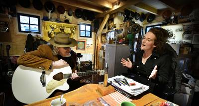 ‘Bertus op zien Norton’ overleeft motorcrash in nieuwe dialectplaat