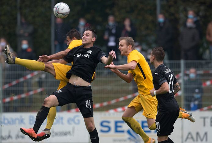 Voetballen In Duitsland Bier Worst En Een Mondkapje Duitsland Gelderlander Nl