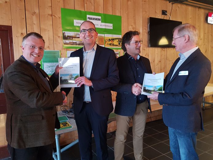 Wethouders Frits Harteveld en Hans Wierikx (midden), nemen de plannen van Pagnevaart-bewoners Pim Kantebeen (l) en GerhardMark van der Waal (r) in ontvangst.