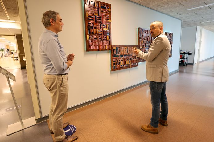 Lichtsculptuur  kunstenaar  *Rob van Rooij* en  *Pierre Veenman* voorzitter van de kunstcommissie van MMC.