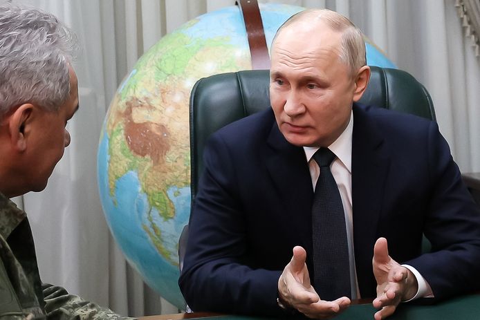 De Russische president Poetin in gesprek met zijn minister van Defensie Shoigu.