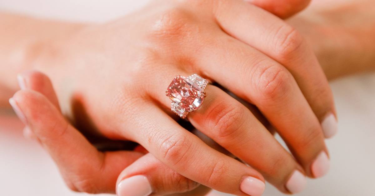 Negende blik Allemaal Zeldzame roze diamant levert bijna 60 miljoen euro op | Buitenland | AD.nl