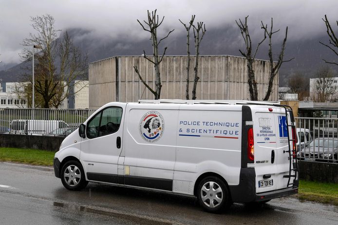 Een politievoertuig aan de kazerne in Varces-Allières-et-Risset, net ten zuiden van Grenoble.