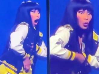 KIJK. Nicki Minaj heeft probleempje met haar kleding op het podium: “Mijn hele borst hing eruit en niemand zegt iets!” 
