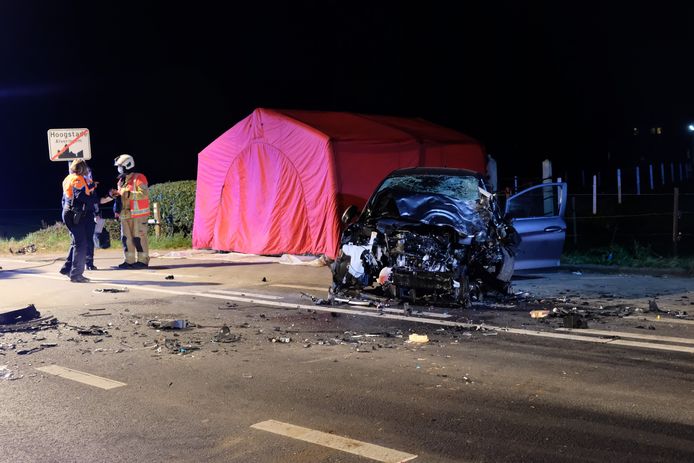 De wagen van het slachtoffer reed in op een tractor met kar die uit een dreef kwam gereden. De bestuurder stierf ter plaatse aan zijn verwondingen.