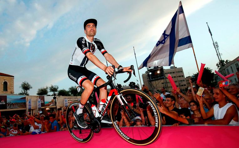Tom Dumoulin rijdt het podium op voor de 'grande partenza' van 2018 in Jeruzalem. Ook dit jaar is de Nederlandse renner van de partij. Beeld LUK BENIES