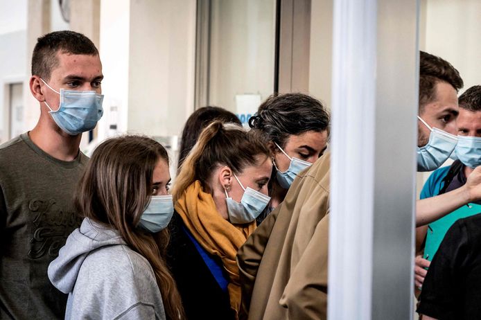 Enkele van haar kinderen  ondersteunden gisteren Valérie Bacot (met beige sjaal) op weg naar de rechtszaal.