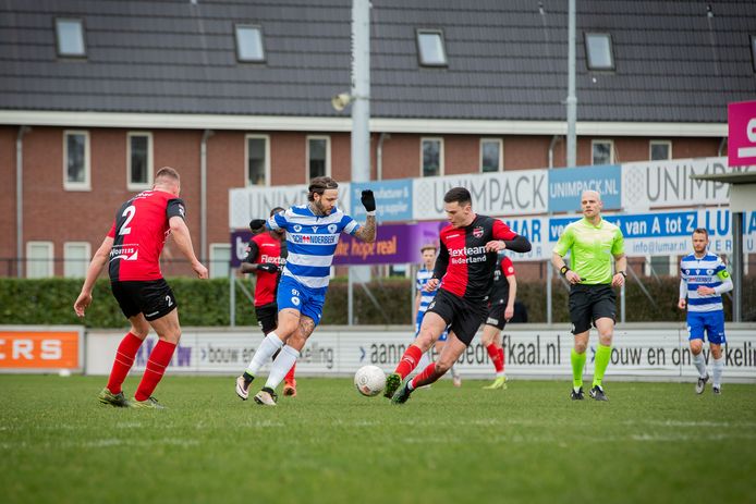Vince Gino Dekker (midden) werd vorige week belaagd door relschoppers, zaterdag speelde hij één helft mee tegen De Treffers.