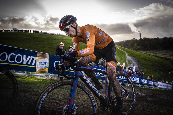 Lars van der Haar in actie tijdens zijn winnende race op het Europees kampioenschap, op 7 november dit jaar.