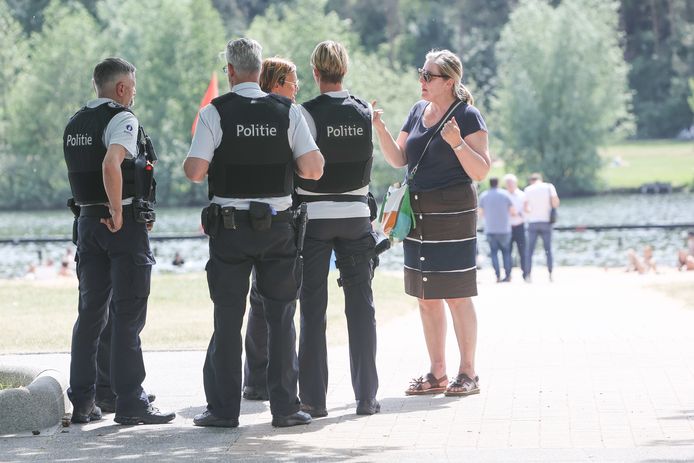 Gent 18/05/2022 Zwemmen in de blaarmeersen wordt gedoogd. Politie, redders op achtergrond en sfeerbeheer aanwezig. (Picture by Gianni Barbieux / Photo News)