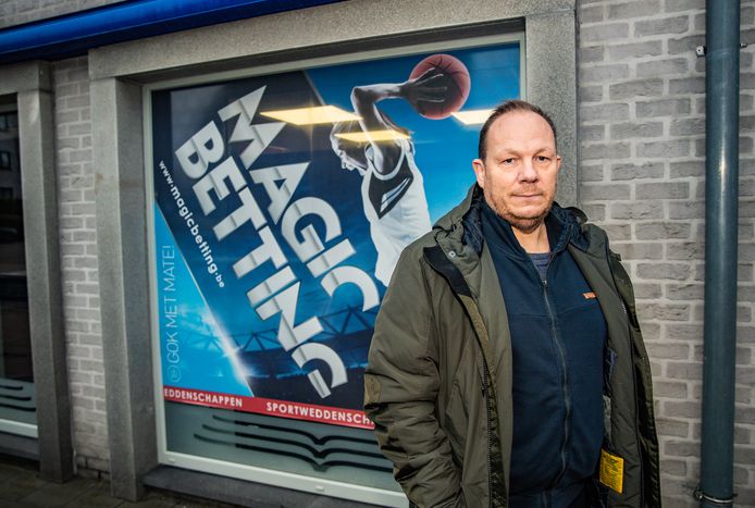 Dirk De Troy (49) is ex-gokverslaafde en werkt bij een zelfhulpgroep. “Gokken in krantenwinkels is de grootste bedreiging voor kinderen en jongeren om te beginnen met gokken”.