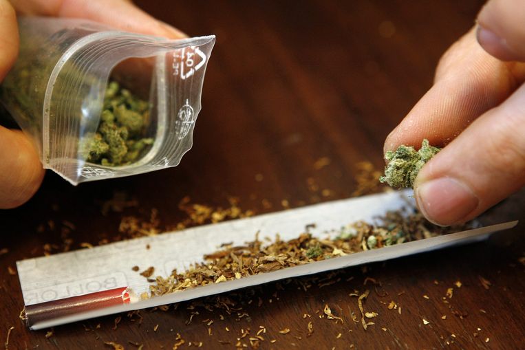 Een joint met tabak en wiet. Beeld EPA