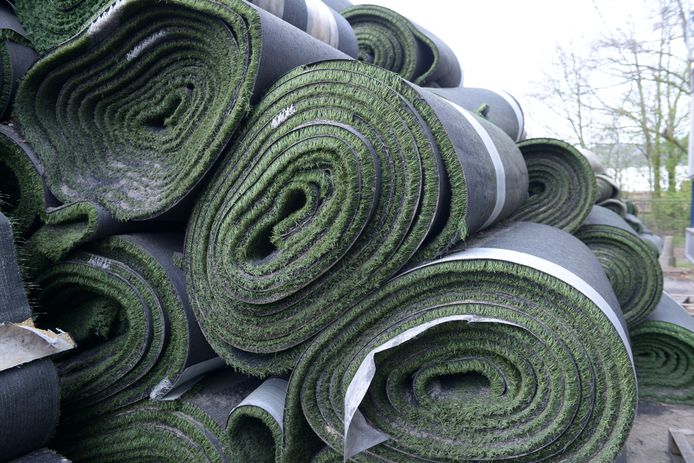 10 miljoen kilo versleten kunstgras uit Dongen werd in 2018 opgeslagen in Hedel en Velddriel.