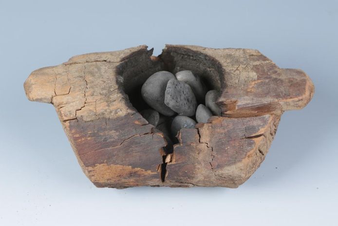 Een houten vuurkorfje en stenen die gebruikt werden voor de verbranding van cannabis, werden opgegraven op het op het 2500 jaar oude Jirzankal-kerkhof in China.