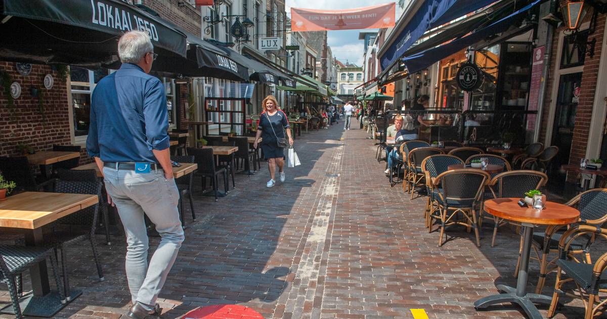 Restaurants in Korte Putstraat op de bon omdat terrassen niet op tijd leeg zijn: 'Ik ben woedend, agenten hadden niet eens mondkapje op' .