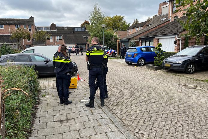 Een woning aan de Jan van Eijckhof in Oosterhout werd in de nacht van vrijdag op zaterdag 11 keer beschoten.