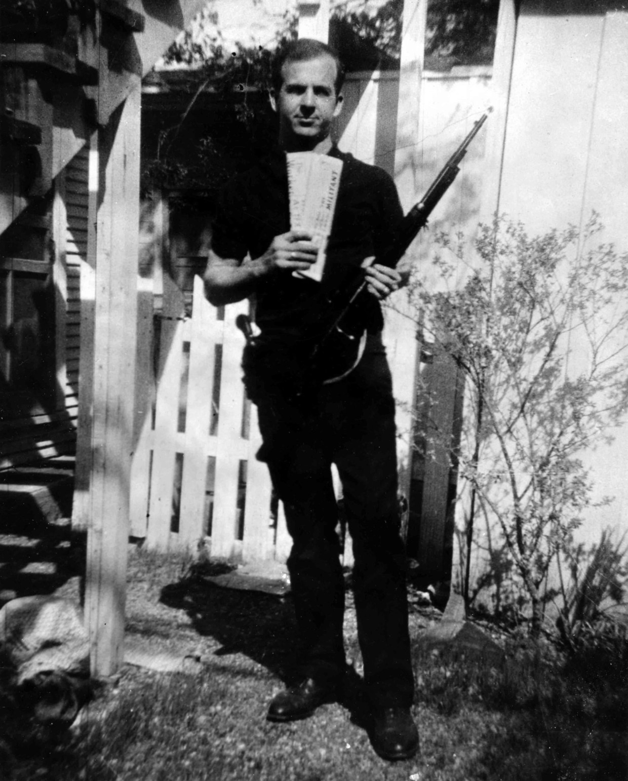 De beroemde foto van Lee Harvey Oswald. Beeld -