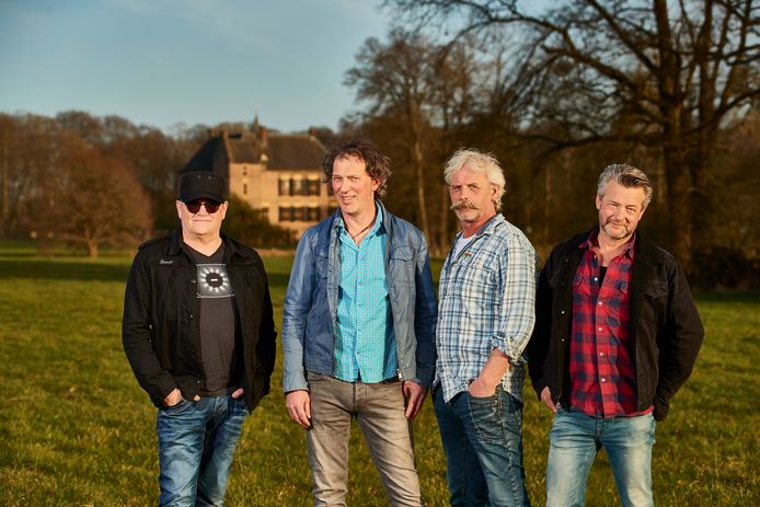 Een deel van de organisatie op de Vordense kasteelweide, waar de Zomerfeesten worden gehouden. Van links naar rechts: Stef Kruip en de Kas Bendjen-leden Ard Schouten, Hans Krabbenborg en Robert Wagenvoort.
