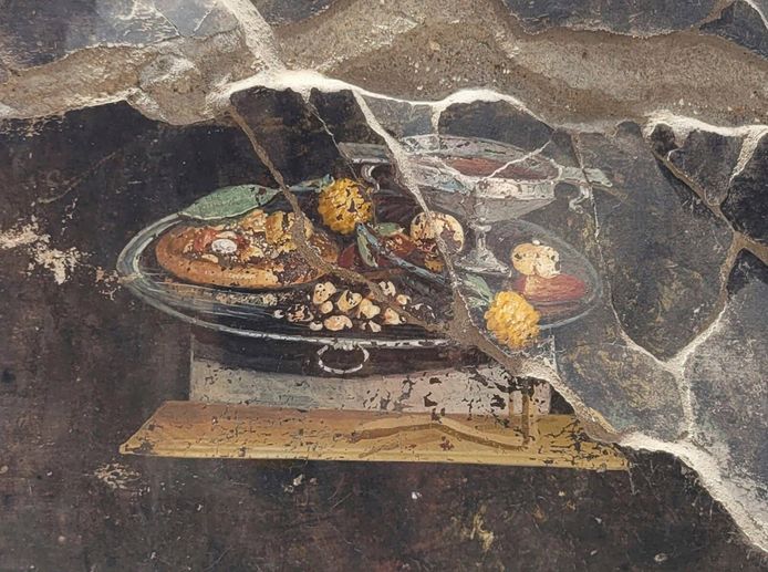 De fresco van een "pizza" die ontdekt werd in de ruïnes van Pompeii.