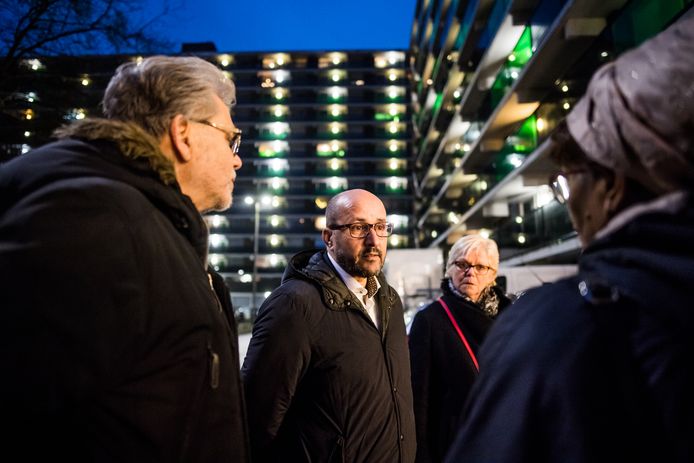 Burgemeester Marcouch praat donderdagavond, daags na de ramp, met bewoners van de flat aan het Gelderseplein in Arnhem.
