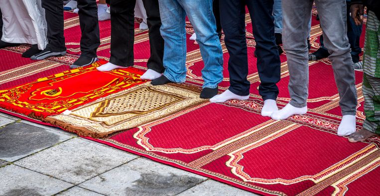 Moslims komen samen voor het ochtendgebed in de Essalam in Rotterdam. Beeld ANP