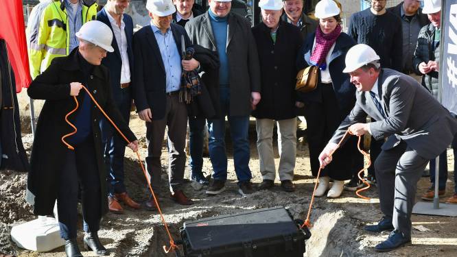 Roeselare laat bericht voor de toekomst na: stad begraaft tijdscapsule onder duurzaamste stadhuis van Vlaanderen