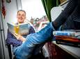 Benny Lindelauf is een gevierd en beroemd schrijver, maar bijna niemand kent hem