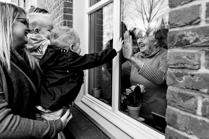 Raamvisites Vastgelegd Op Beeld De Emoties Voel Je Dwars Door Het Glas Heen Oosterhout Bndestem Nl