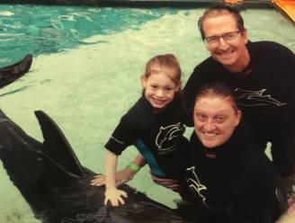 Terminale man wil met gezin tussen dolfijnen zwemmen maar krijgt geen reisverzekering. Hij vertrekt toch. Het gaat fout