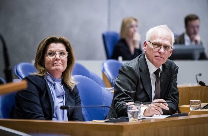 Piet Adema, minister van Landbouw (rechts) en Christianne van der Wal, minister voor Natuur en Stikstof (links) tijdens het debat over het Stikstofrapport van Johan Remkes. ANP BART MAAT