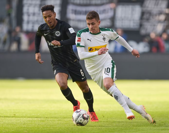 Jonathan de Guzman in duel met Thorgan Hazard.