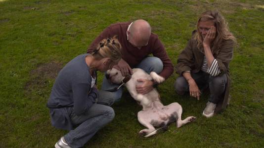 Pipo, zijn baasjes en presentatrice Sophie Hilbrand