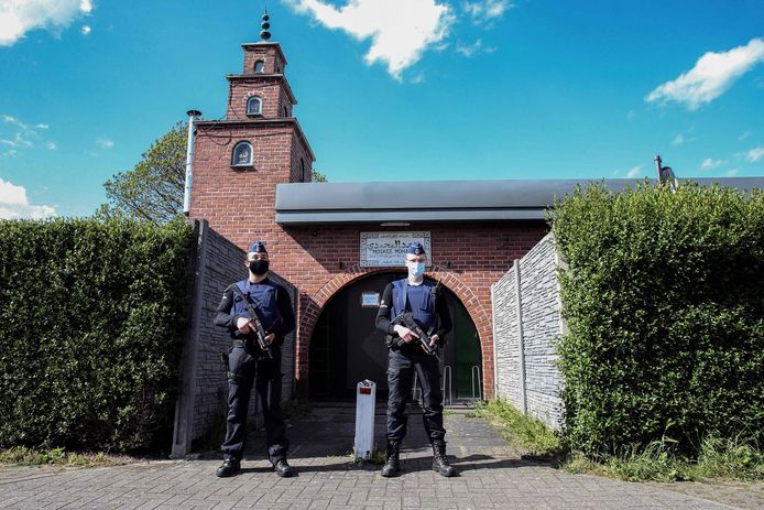 Gewapende agenten bij de Mohammedi Moskee in Maasmechelen, vlakbij Maastricht.