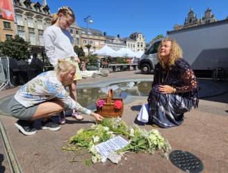 Witte bloemen op Grote Markt van Lier voor veroordeelde ‘heksen’