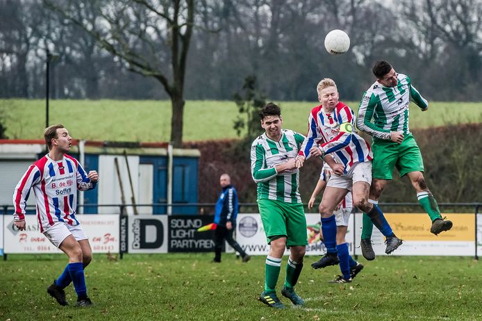 De Ossendrechtse voetbalclub ODIO, hier tijdens de derby met METO uit Hoogerheide, is in principe aan zijn laatste seizoen op natuurgras bezig. De club en de gemeente Woensdrecht hopen in juni, na de competitie, twee kunstgrasvelden aan te kunnen leggen.