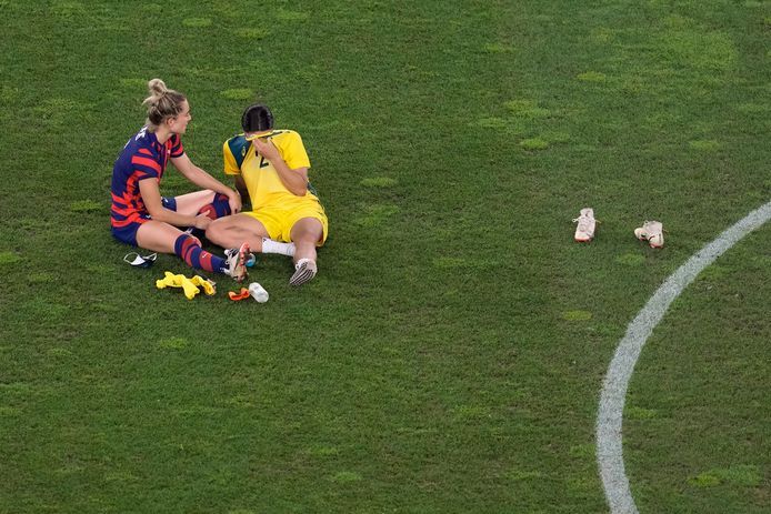 Sam Kerr huilt tranen met tuiten na de uitschakeling van de Australische voetbalsters. Ze wordt getroost door de Amerikaanse Kristie Mewis.