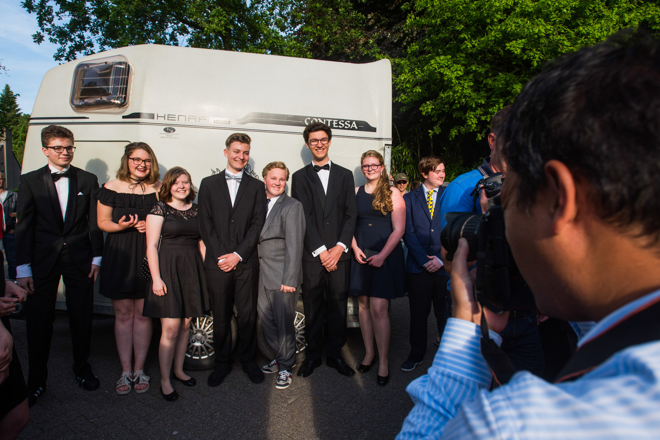 VIDEO Examenleerlingen MillHillcollege vieren dat het erop zit met groot gala Foto bd.nl