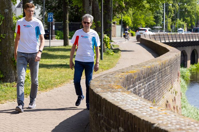 Oud-volleyballer Bas van de Goor (links) en Jeffrey Middel wandelen door Den Bosch.