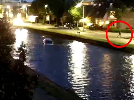 Zoon rijdt opzettelijk de auto van zijn vader in het kanaal in Vroomshoop, vader doet aangifte: ‘Dit is een heel trieste zaak’