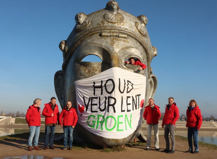 SP kondigt met een spandoek een actie aan op stadseiland Veur Lent.