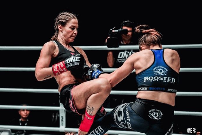Jorina Baars (links) in actie bij ONE Championship