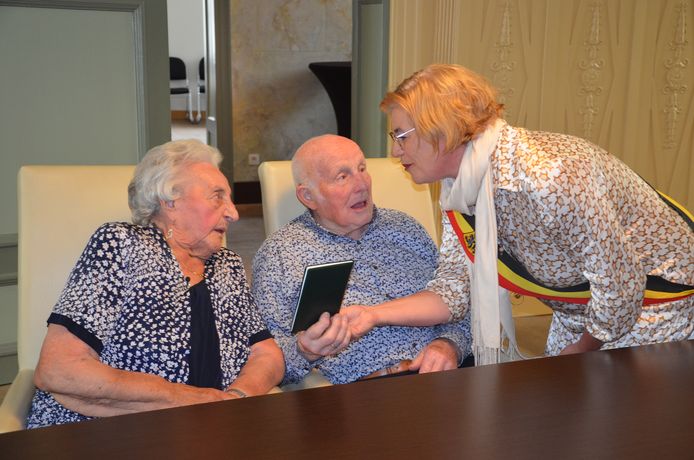 Burgemeester Tania De Jonge overhandigt het trouwboekje aan Celina Van Laethem (92) en Antoine Beeckmans (86) in het oud-stadhuis van Ninove.