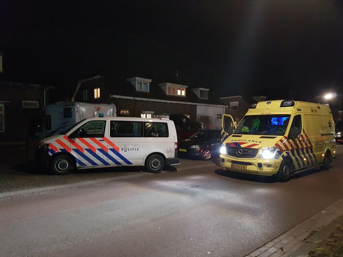 Hulpdiensten na de gewelddadige woningoverval op de Muntmeesterlaan in Nijmegen, eind februari. De bewoner werd met een klauwhamer op zijn hoofd geslagen.