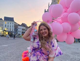Romy Curvy viert verjaardag op catwalk op Grote Markt: “Het mooiste cadeau ‘ever’”
