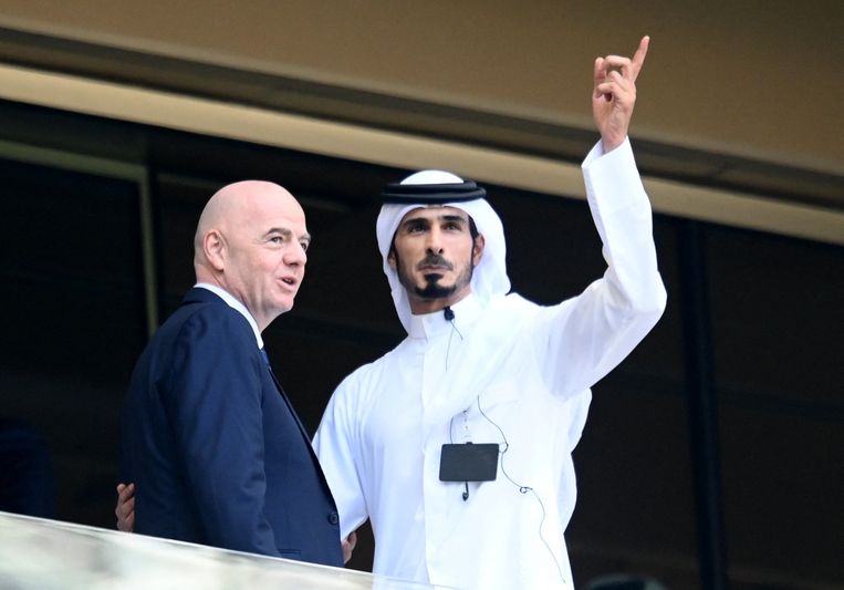 Fifa-voorzitter Gianni Infantino (l) op de tribune tijdens Argentinië-Saudi Arabië.  Beeld Reuters