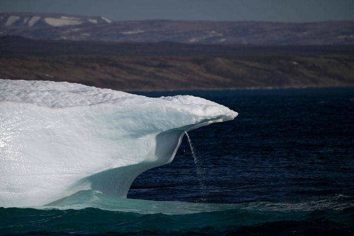 Een ijsberg is aan het smelten.