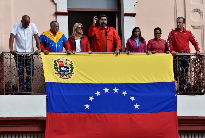 President Nicolás Maduro (m) spreekt een menigte aanhangers toe,   geflankeerd door echtgenote Cilia Flores (2e van links), de Venezolaanse vice-president Delcy Rodriguez (r) en andere regeringsleden.