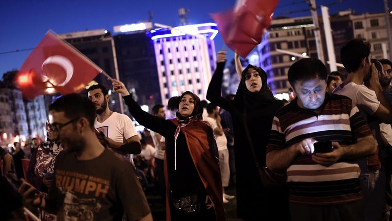 Erdogan-aanhangers demonstreren op het Taksimplein in Istanbul, 16 juli. Beeld afp