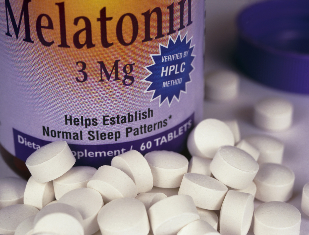 Een flesje met melatoninepillen van 3 mg, een dosering die drogisten in Nederland nu ook al niet verkopen. Beeld Science Photo Library